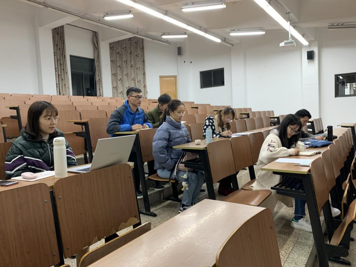 史良法学院研究生党支部分组开展组织生活会